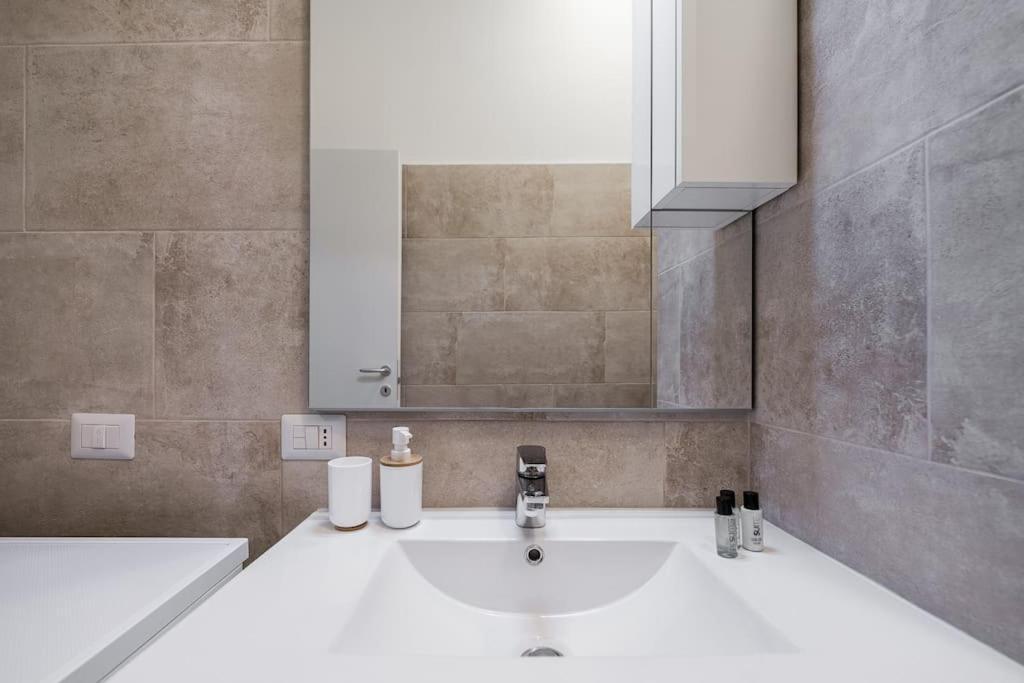 Linate Airport Elegant Suite,Tram 1 Minute Away ميلان المظهر الخارجي الصورة